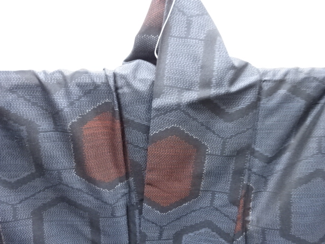  亀甲模様織り出し本場泥大島紬着物